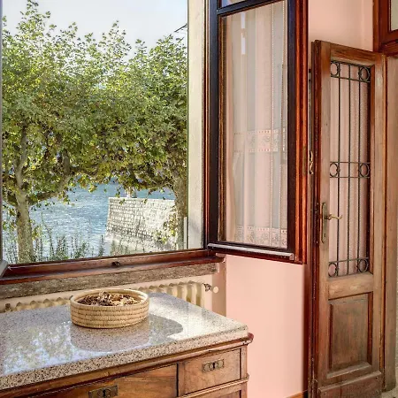 Дом отдыха Only 10 Metres From The Shores Of Lake Maggiore